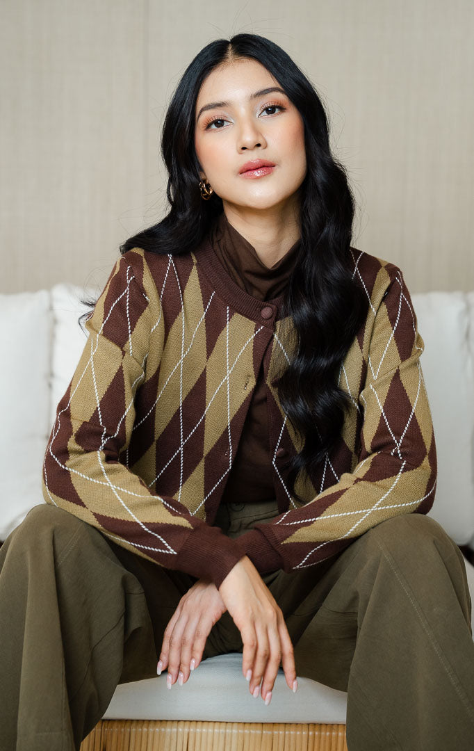 Pakaian luaran atasan wanita model kardigan rajut leher bulat (round-neck knit cardigan) bermotif argyle klasik bertekstur lembut dan elastis dengan kancing depan warna hijau olive SF Delysia Sweater untuk gaya kantor dan kasual anggun.