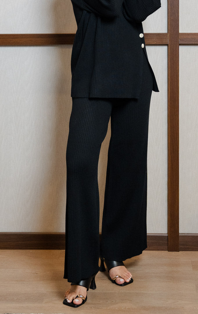 Pakaian bawahan wanita model celana panjang rajut kerut (rib-knit relaxed pants) bertekstur lembut dan elastis dengan karet pinggang warna hitam SF Emmie Pants untuk gaya kantor dan kasual santai.
