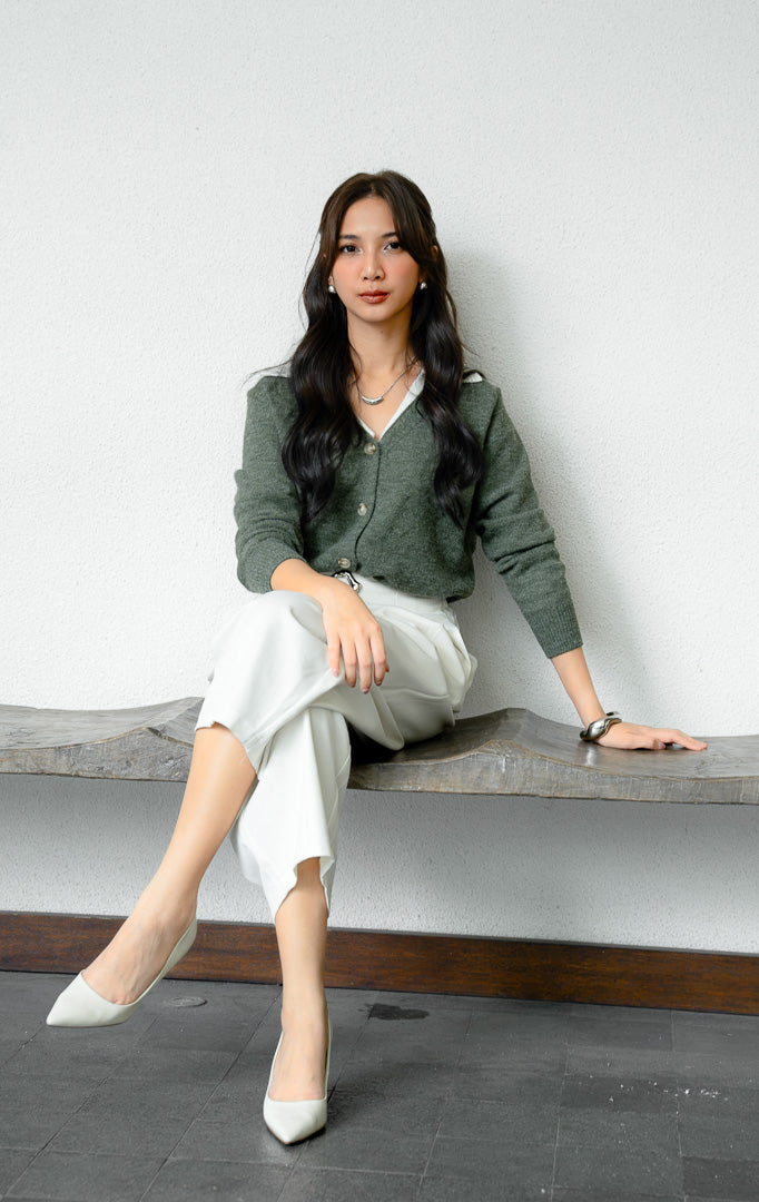 Pakaian luaran atasan wanita model kardigan rajut (fuzzy knit cardigan) lengan panjang bertekstur lembut dan cozy dilengkapi kerah putih kontras warna hijau tua SF Franz Sweater untuk gaya kantor dan kasual santai.