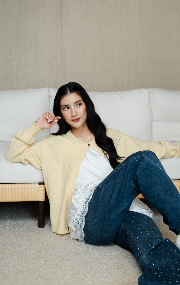Pakaian luaran atasan wanita model kardigan rajut kabel motif chevron (textured chevron cable knit) bertekstur lembut, elastis, dan tidak menerawang warna butter yellow SF Isvelia Cardigan untuk gaya kantor dan kasual anggun.