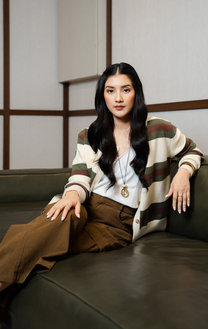 Pakaian luaran atasan wanita model kardigan rajut (knit cardigan) lengan panjang bermotif garis blok grafis (blocked stripe) bertekstur lembut dan elastis dengan kancing depan warna ivory SF Jacinda Cardigan untuk gaya kantor dan kasual anggun.