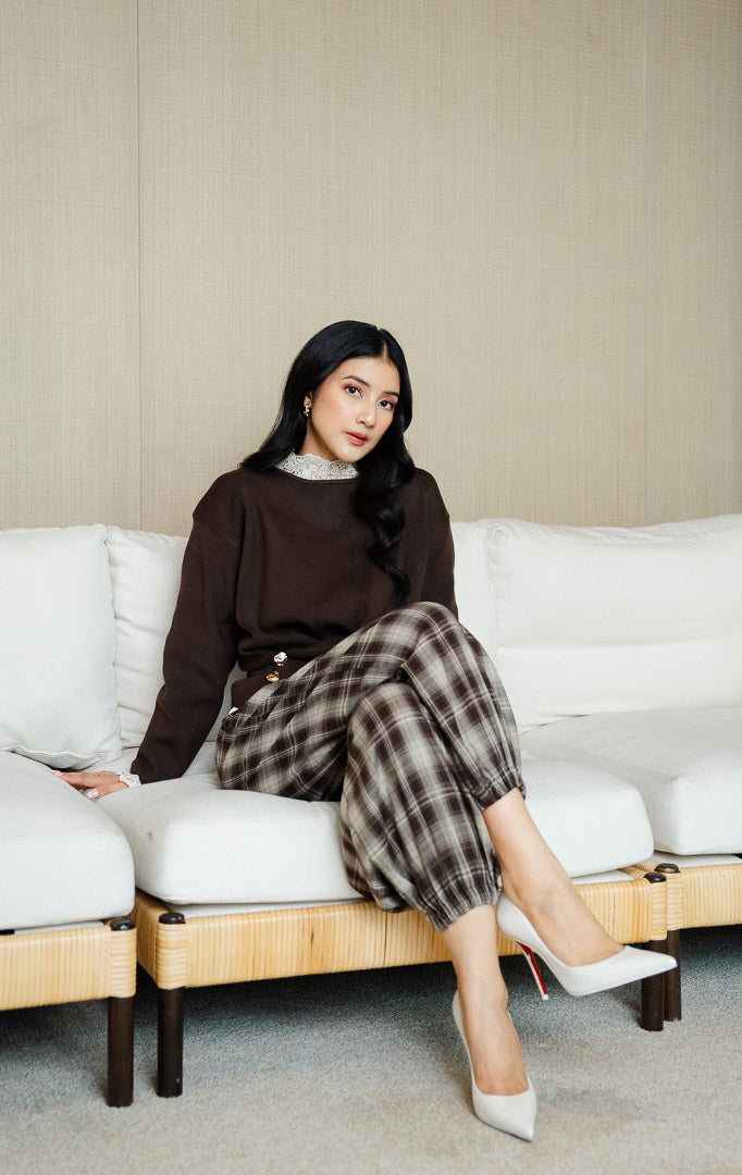 Pakaian bawahan wanita model celana panjang jogger santai (relaxed jogger pants) motif kotak-kotak (plaid) bahan katun terstruktur dengan kancing, zipper, dan karet pinggang belakang warna cokelat SF Lestrange Pants untuk gaya kantor dan kasual anggun.