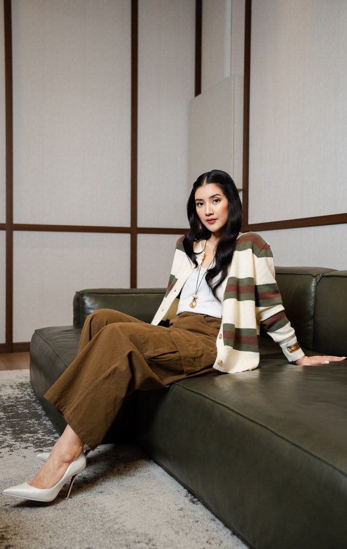 Pakaian bawahan wanita model celana panjang potongan wide leg barrel (barrel pants) bahan campuran katun-poliester terstruktur dengan kantong oversized flap samping warna cokelat tua SF Matilda Pants untuk gaya kasual dan edgy anggun.