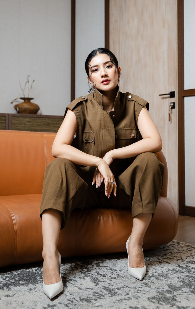 Pakaian luaran wanita model rompi utilitas tanpa lengan (utility vest) bahan katun twill terstruktur dilengkapi saku dual flap depan dan tali serut bawah warna hijau olive SF Nixie Vest untuk gaya kasual dan berlapis anggun.