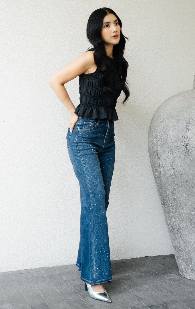 Pakaian bawahan wanita model celana panjang jeans kancing zipper depan berhiaskan taburan permata kristal (all-over rhinestone studded jeans) warna dark denim SF Onri Jeans untuk gaya kantor dan kasual anggun.