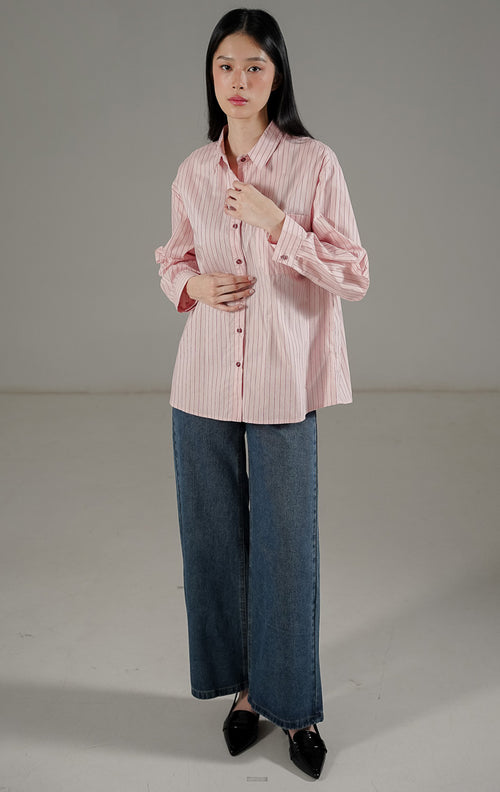 Sion Top Pink dari This Is April, kemeja oversize motif salur merah muda dengan saku dada kiri berdetail bordir bunga merah.