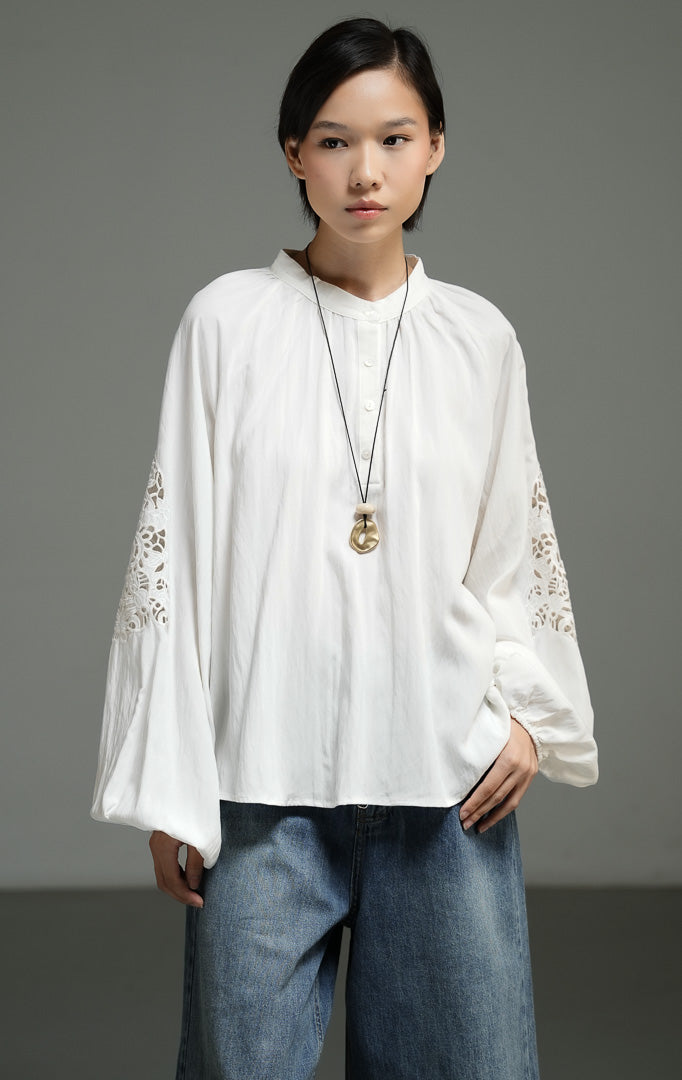 Blus wanita lengan panjang warna putih (white crochet lace sleeve blouse) Solven Top dengan bahan katun lembut, detail lengan renda rajut tembus pandang, serta aksen potongan modern yang anggun.