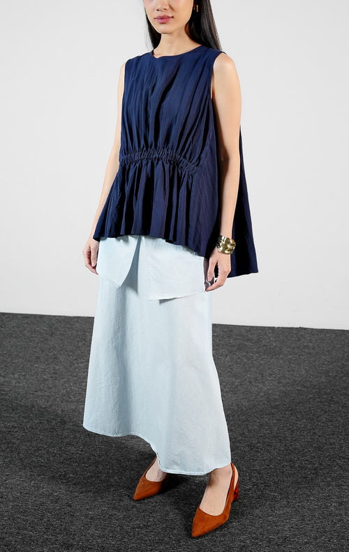 Pakaian wanita model atasan blouse tanpa lengan berkerut dengan kerah bulat bahan katun poliester (round-neck shirred blouse) warna navy Tansy Top untuk gaya kasual elegan.