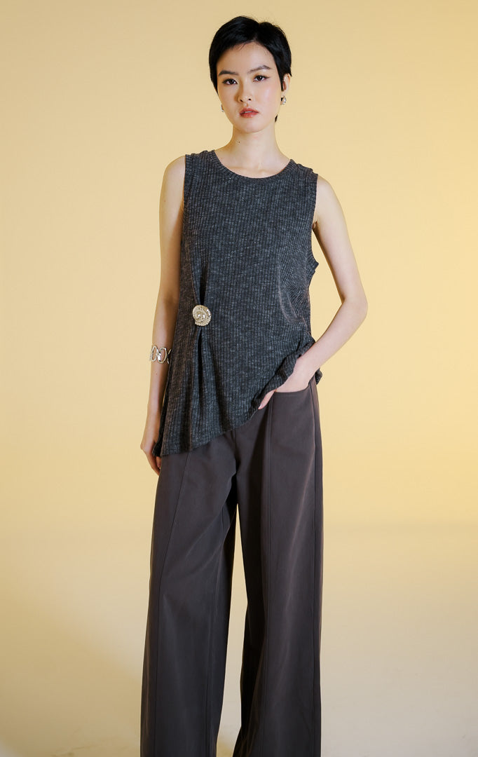 Pakaian wanita model atasan rajut tanpa lengan kerah bulat dengan aksen bros berbentuk kerang warna emas (gold shell brooch sleeveless knit top) warna abu-abu tua Vareena Top untuk gaya kantor dan kasual anggun.