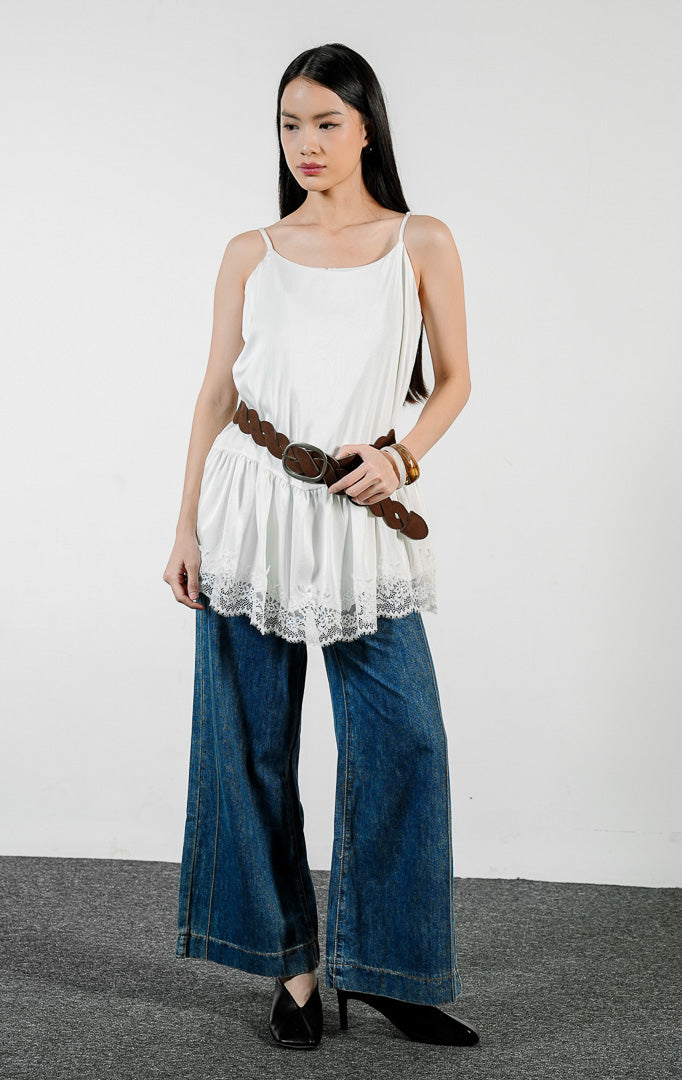 Pakaian wanita model atasan kamisol tali spageti bahan poliester dengan detail lapisan bertingkat dan aksen renda di bagian bawah (tiered flounce hem camisole top) warna putih Velicia Top untuk gaya kasual feminin.