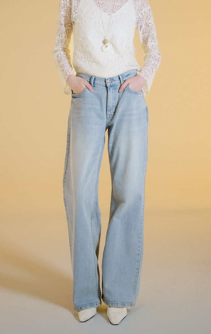 Pakaian wanita model celana panjang jeans potongan lurus (straight-leg rigid denim pants) warna biru muda Light Denim Verline Pants untuk gaya kasual modern yang rapi.