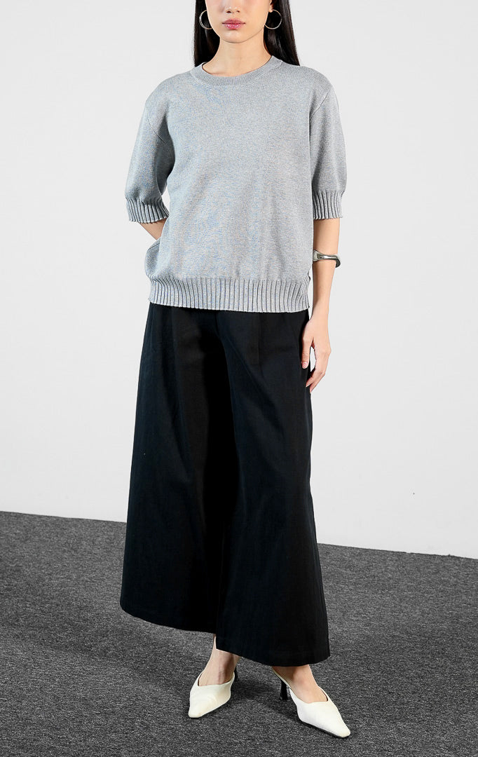 Pakaian wanita model atasan rajut lengan pendek dengan detail ujung lengan dan bawah bertekstur rib (ribbed cuff knit top) warna abu-abu Vernell Top untuk gaya kasual elegan.