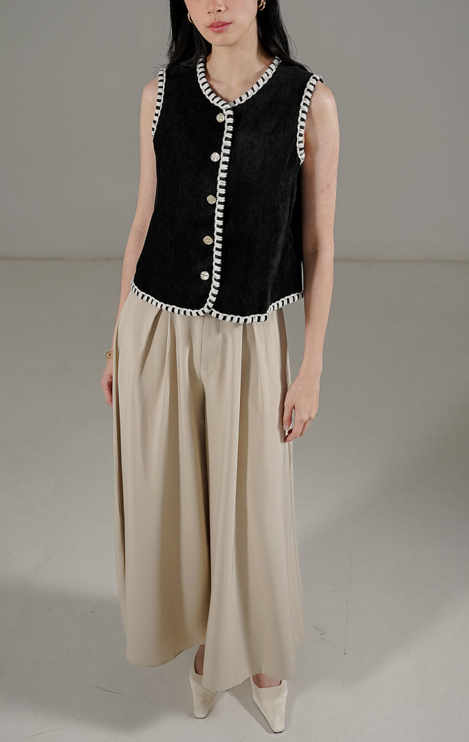 Vesta Vest Black dari This Is April, rompi tanpa lengan wanita warna hitam bertekstur dengan detail jahitan tepi kontras warna putih dan kancing emas
