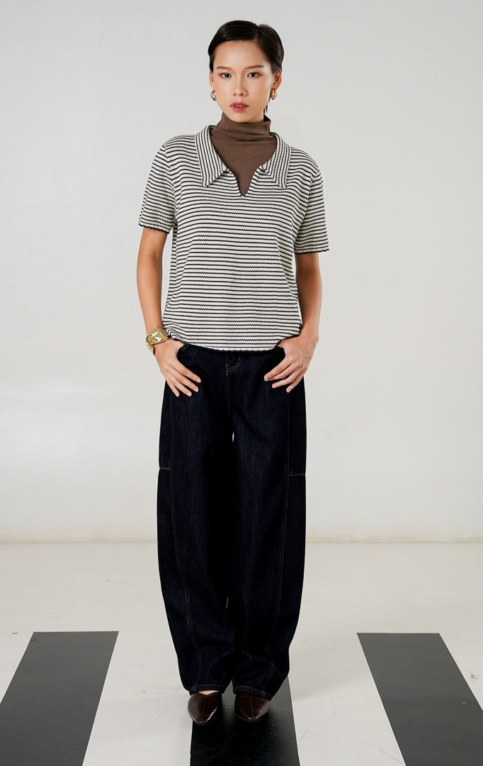 Atasan rajut wanita lengan pendek berkerah (collared) dengan motif garis horizontal warna navy dan putih serta detail tepi scallop dari This Is April.