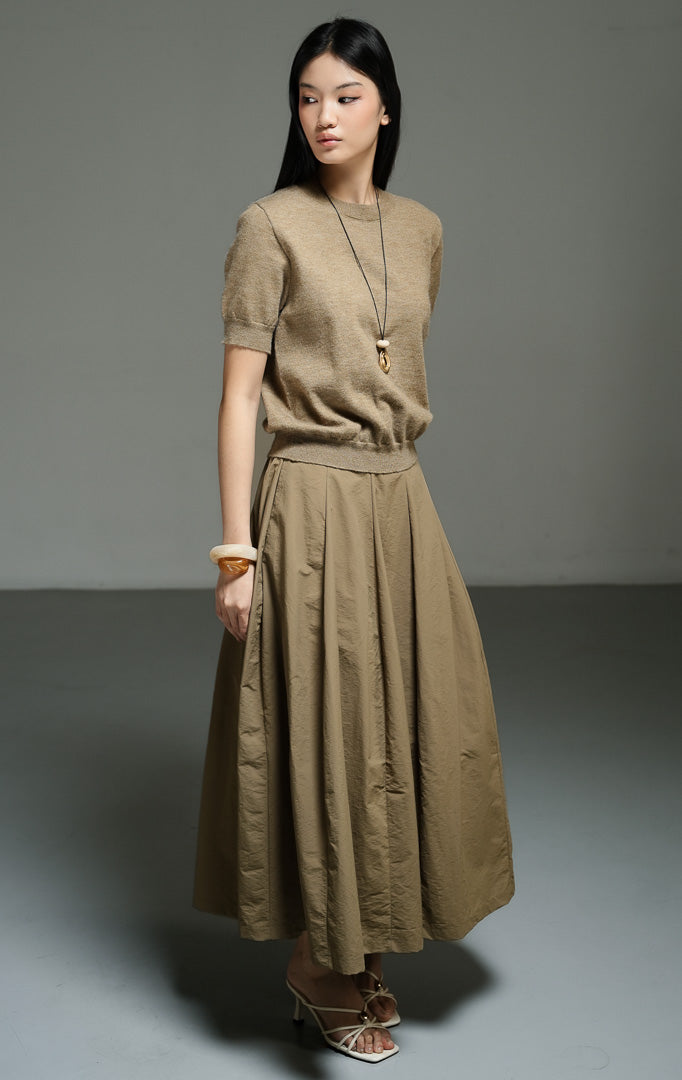 Atasan wanita model kaos rajut lengan pendek warna hijau olive (olive basic knit top) Vivella Top dengan siluet santai, bahan elastis yang nyaman, serta desain minimalis yang mudah dipadupadankan.