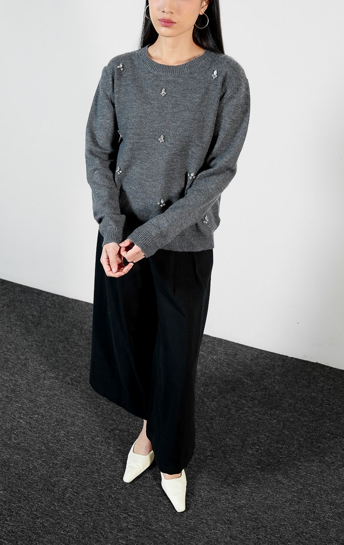 Pakaian wanita model sweater rajut lengan panjang dengan detail taburan batu permata berlian (rhinestone embellished knit sweater) warna abu-abu Weline Sweater untuk gaya kasual glamor yang anggun.