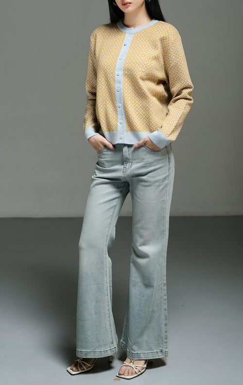 Cardigan rajut wanita lengan panjang warna kuning cerah (yellow pattern knit cardigan) Zayley Cardigan dengan detail motif menarik, kancing depan klasik, saku fungsional, serta bahan rajut elastis yang nyaman.