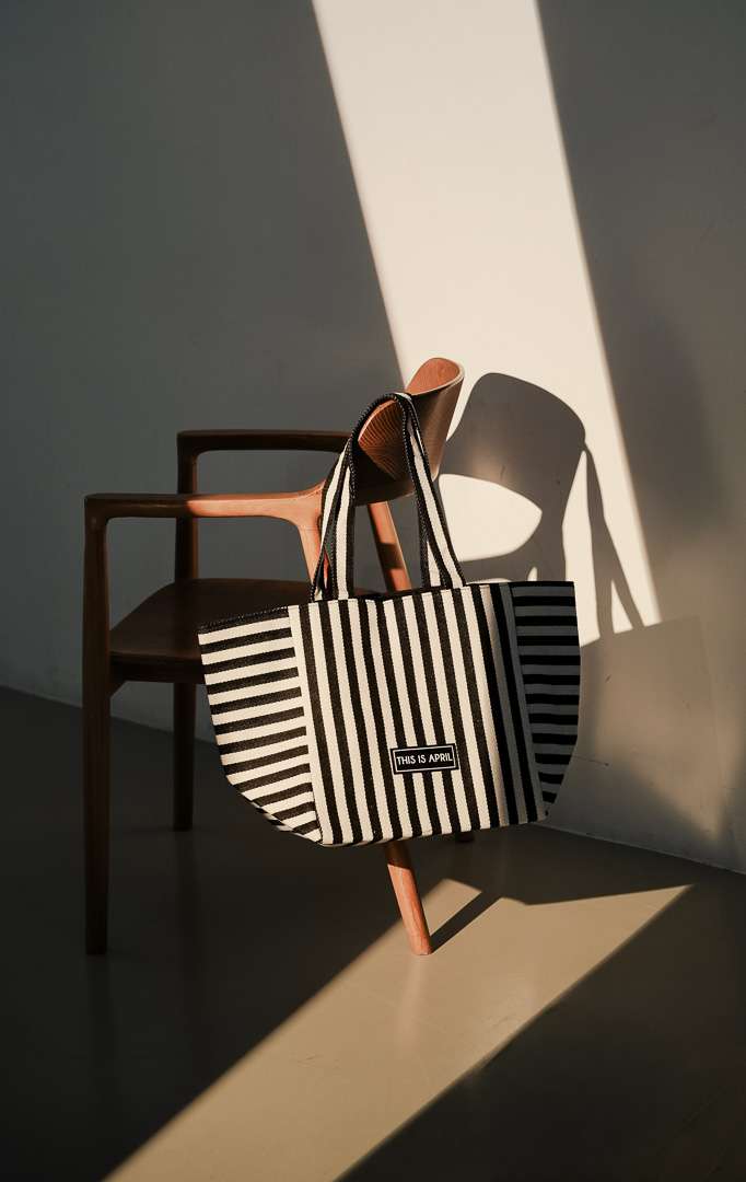 tas jinjing tote bag wanita bahan kanvas tebal motif garis salur kombinasi hitam dan putih dari This Is April.
