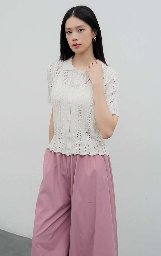 Atasan rajut wanita lengan pendek warna putih (white) Valorie Top berkerah polo dengan motif rajut berlubang (pointelle cable-knit) dan bukaan kancing depan.