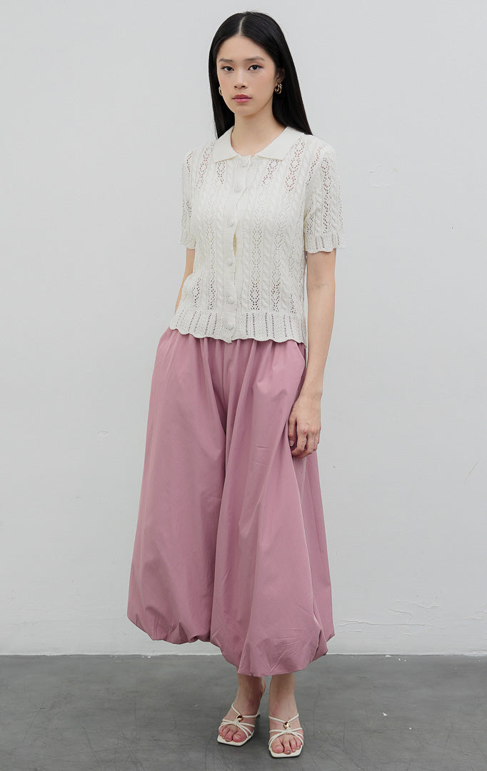 Atasan rajut wanita lengan pendek warna putih (white) Valorie Top berkerah polo dengan motif rajut berlubang (pointelle cable-knit) dan bukaan kancing depan.