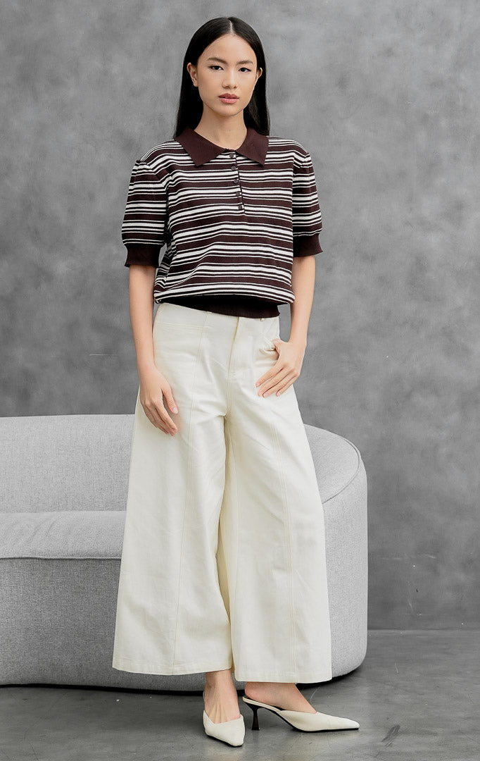 Atasan rajut wanita lengan pendek warna cokelat tua (dark brown) Varnel Top bermotif garis horizontal (striped) dengan kerah polo dan bukaan kancing depan.