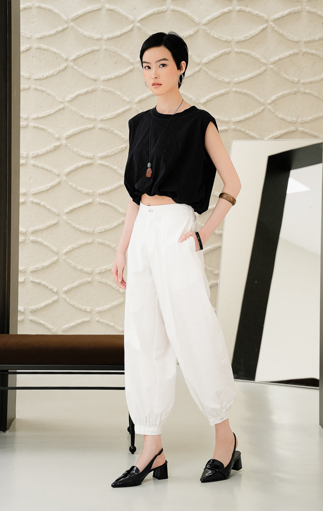 Celana panjang wanita Veilon Buttoned Long Pants warna white (putih) berbahan breathable cotton dengan detail kancing depan untuk tampilan clean & structured.