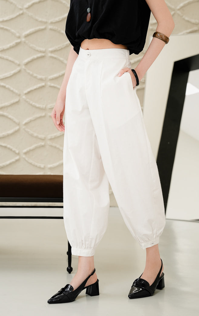 Celana panjang wanita Veilon Buttoned Long Pants warna white (putih) berbahan breathable cotton dengan detail kancing depan untuk tampilan clean & structured.