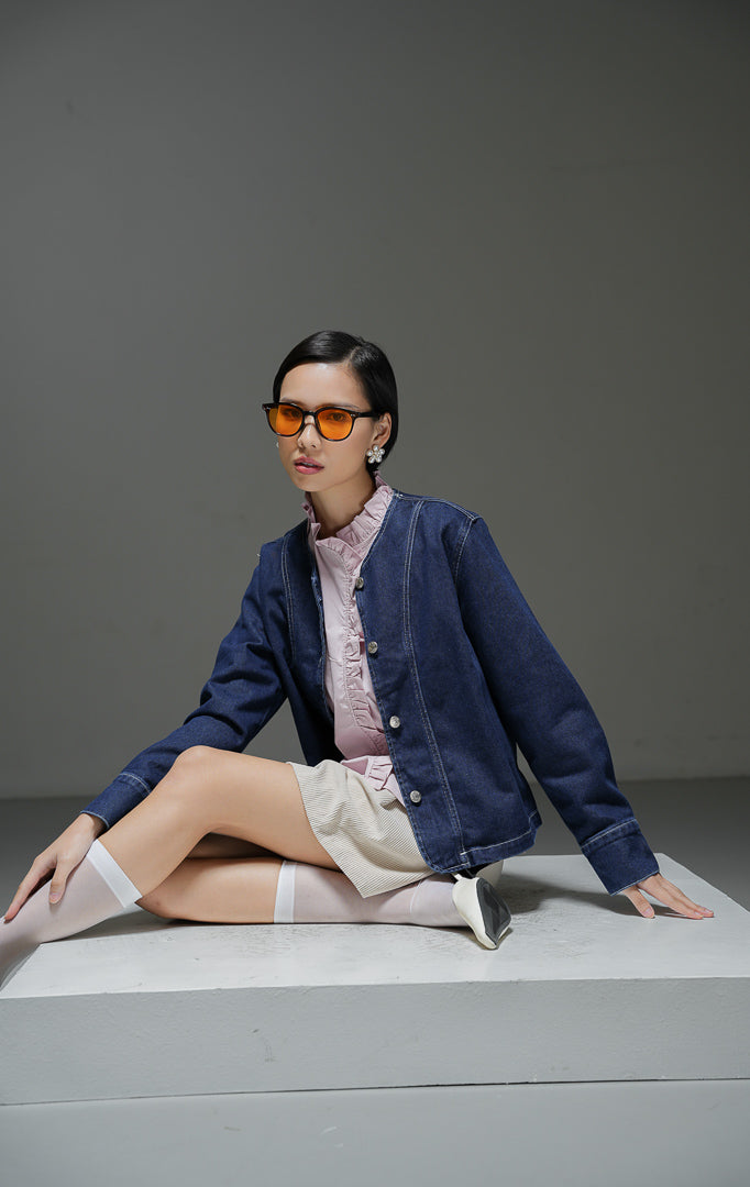 Atasan jeans wanita Velmora Top warna dark denim lengan panjang dengan detail jahitan melengkung (curved panel), kerah bulat, dan kancing depan.