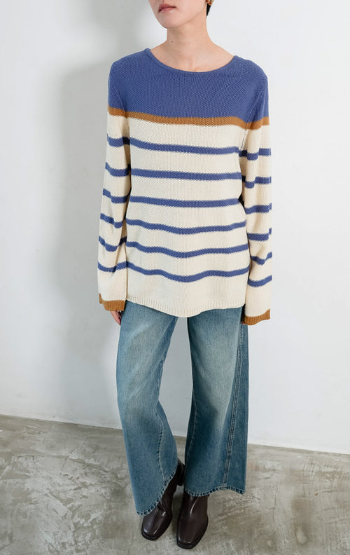 Sweter rajut wanita lengan panjang warna ivory kombinasi biru (ivory blue striped) Vico Sweater berbahan rajut bertekstur (textured knit) dengan kerah bulat (round neckline).