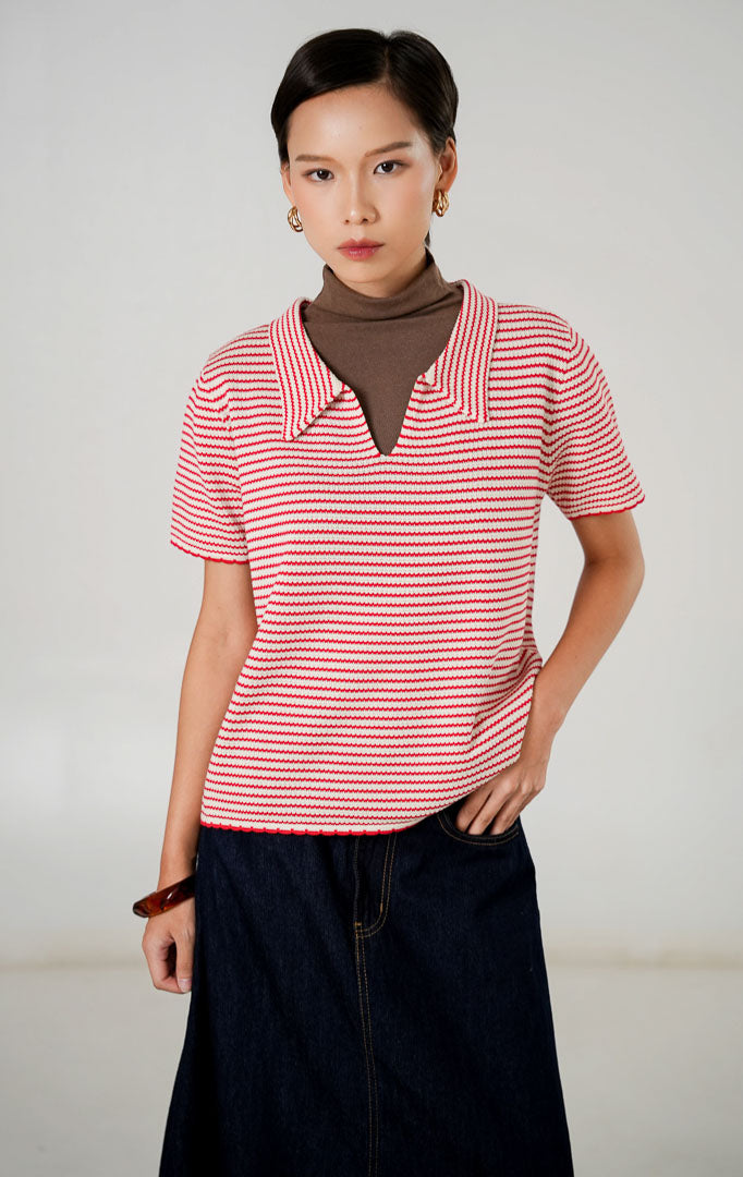 Atasan rajut wanita Viena Top motif garis merah putih dengan kerah polo, detail tepi scallop, dan lengan pendek dari This Is April.