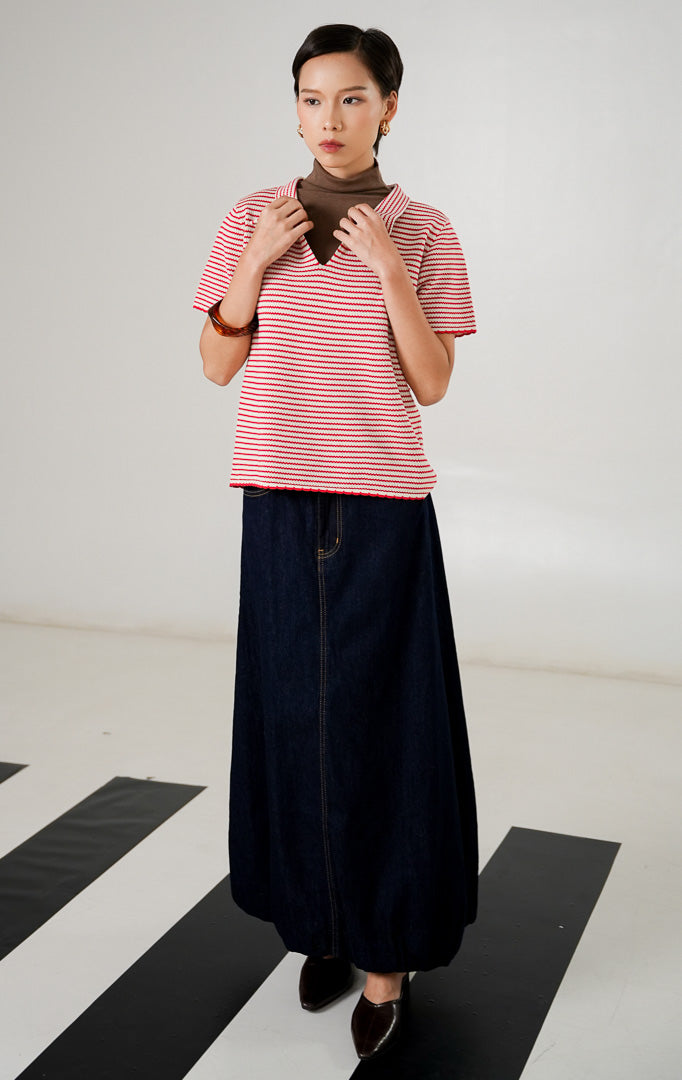 Atasan rajut wanita Viena Top motif garis merah putih dengan kerah polo, detail tepi scallop, dan lengan pendek dari This Is April.