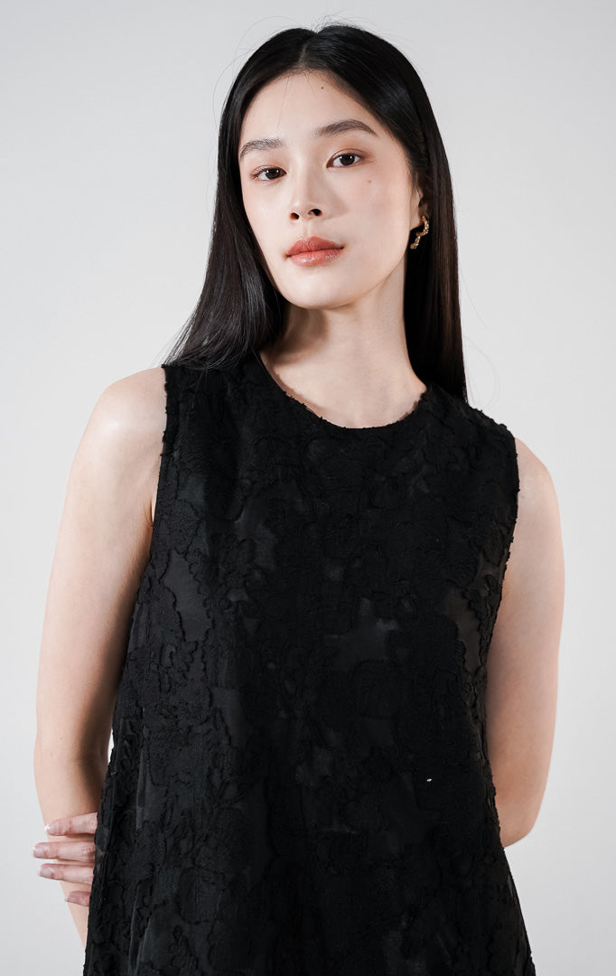 Vienna Dress warna hitam, gaun pesta tanpa lengan dengan tekstur motif bunga (floral burnout) yang elegan dan mewah