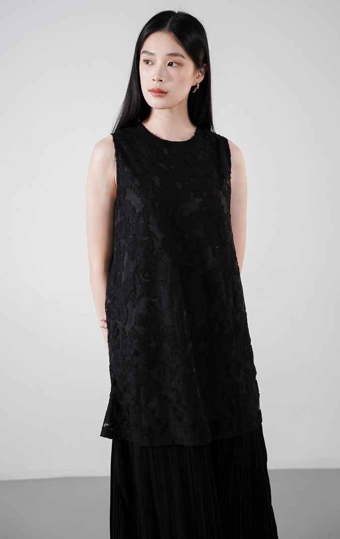 Vienna Dress warna hitam, gaun pesta tanpa lengan dengan tekstur motif bunga (floral burnout) yang elegan dan mewah1