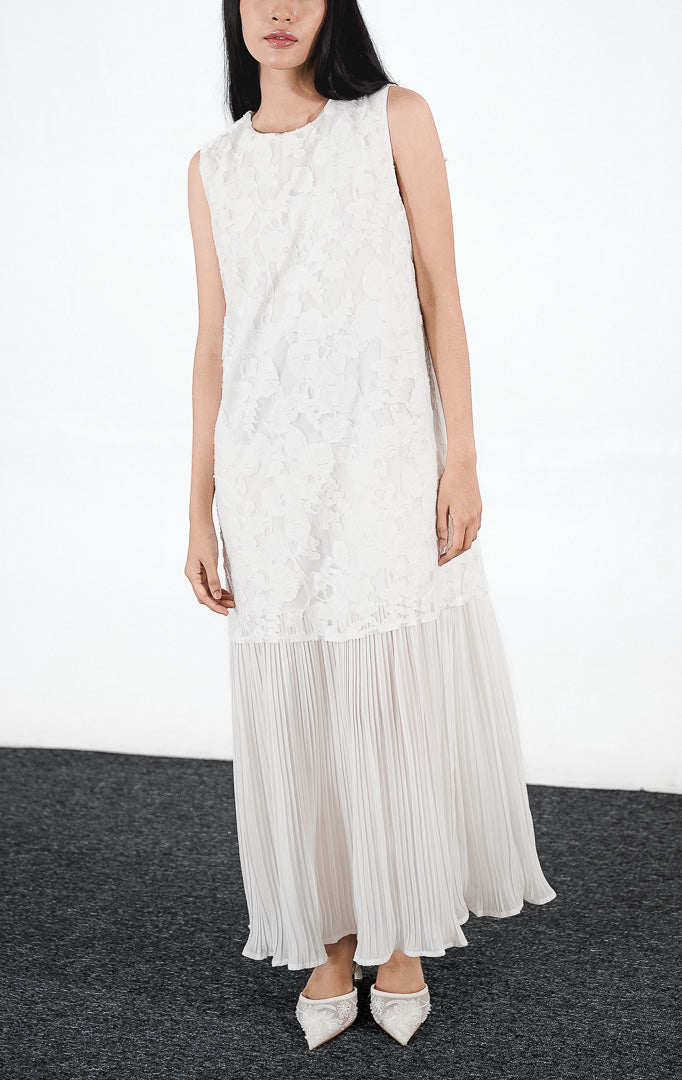 Vienna Dress warna putih, gaun tanpa lengan dengan tekstur motif bunga (floral burnout) yang cantik dan elegan