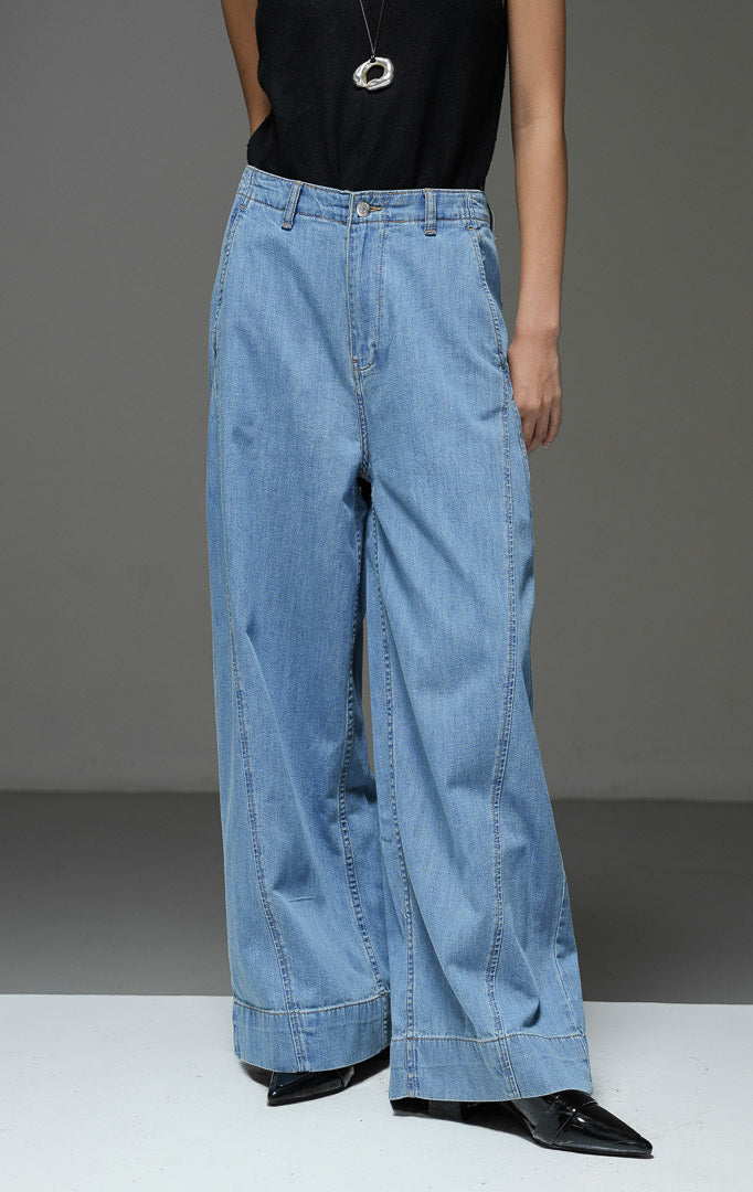 Celana panjang jeans wanita Vireya Pants warna light denim biru muda dengan potongan baggy berlonggar, detail jahitan kontras, dan pinggang karet belakang.
