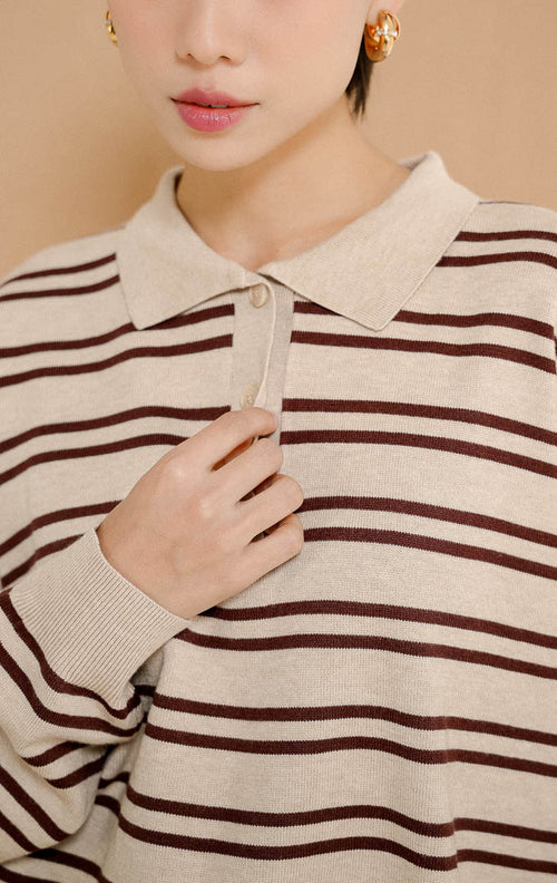 Close-up detail kerah polo Windsor Stripes Collar Knit Sweater Khaki, menampilkan atasan sweater rajut wanita warna krem motif garis salur cokelat tua.