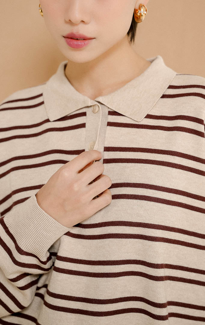 Close-up detail kerah polo Windsor Stripes Collar Knit Sweater Khaki, menampilkan atasan sweater rajut wanita warna krem motif garis salur cokelat tua.