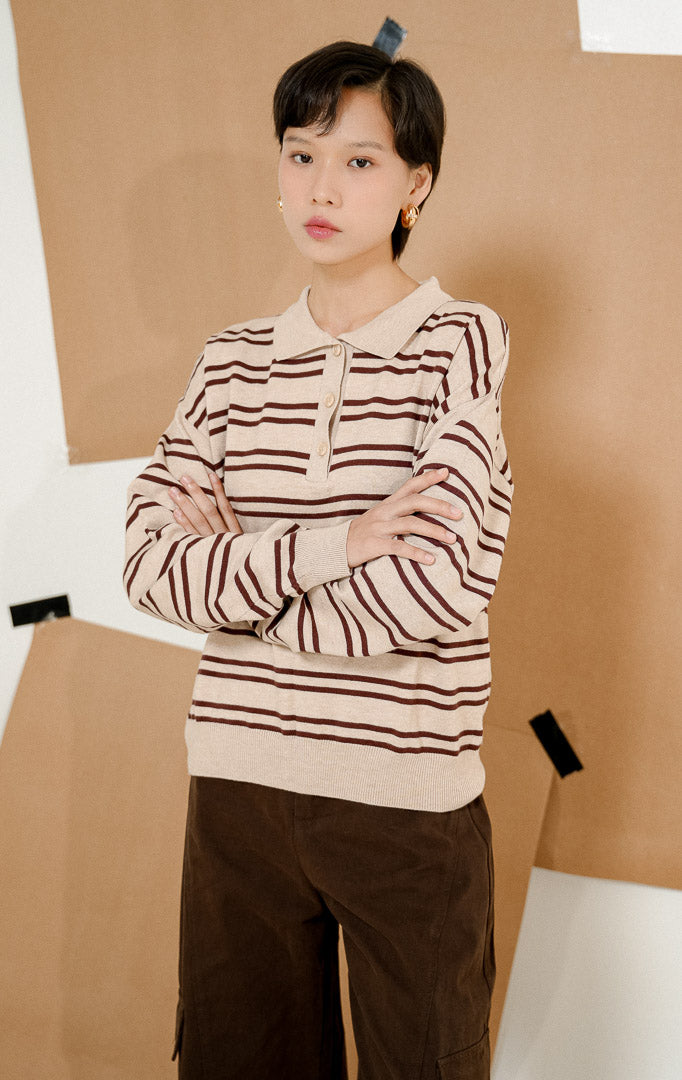 Close-up detail kerah polo Windsor Stripes Collar Knit Sweater Khaki, menampilkan atasan sweater rajut wanita warna krem motif garis salur cokelat tua.