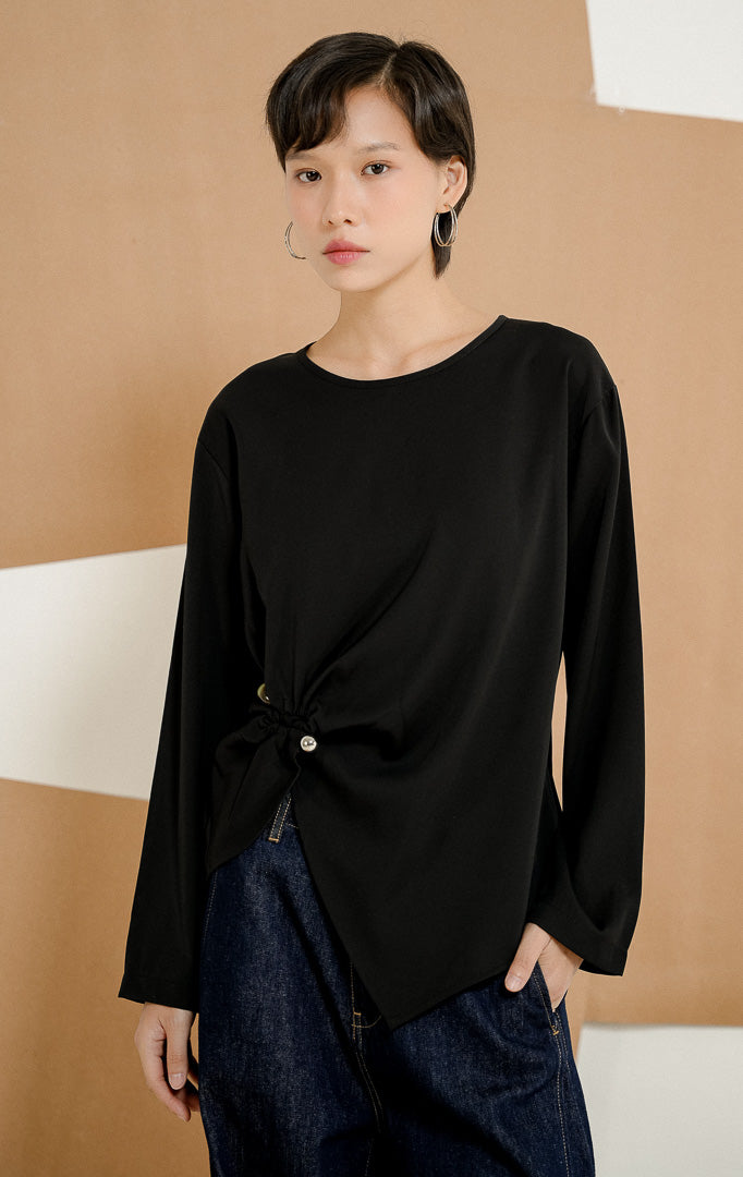 Close-up detail kerutan di bagian samping Wynston Stone-Detail Ruched Blouse Black, menampilkan blouse wanita warna hitam dengan aksen serut dan detail batu dekoratif.