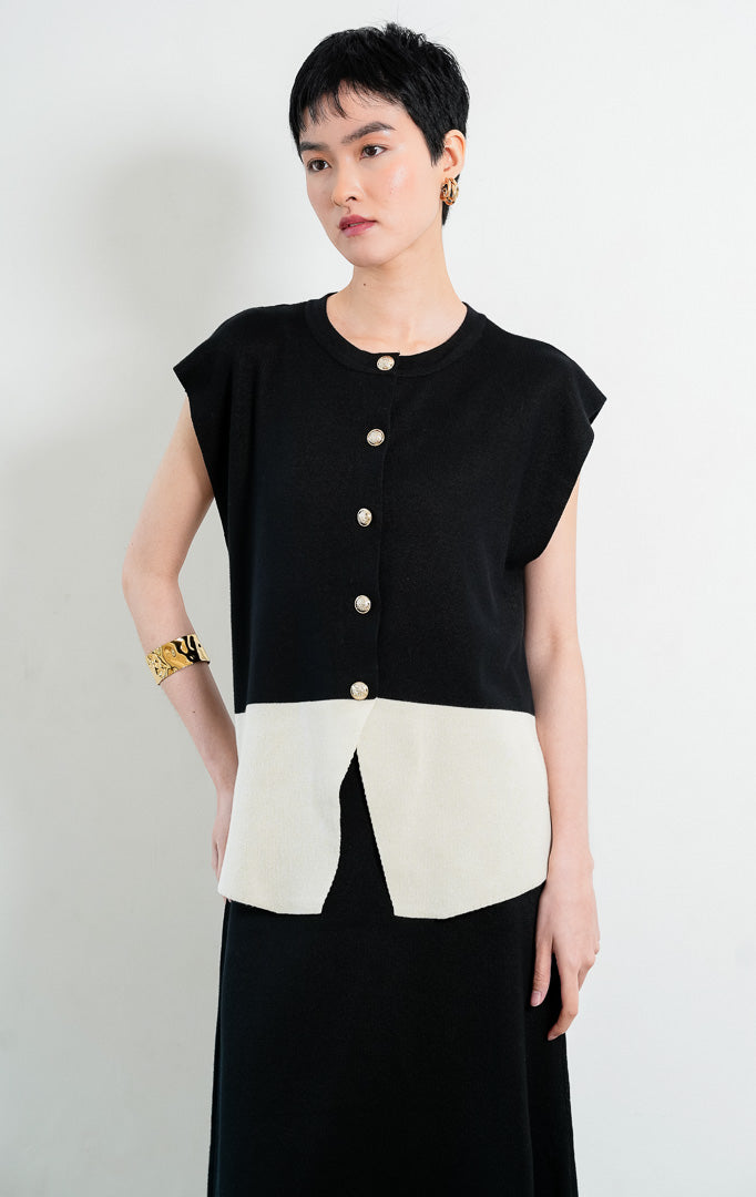 Setelan baju rajut wanita warna hitam (black matching knit set) Xandria Set berbahan rajut lembut dan elastis (soft, stretchable knit fabric) dengan detail bukaan kancing depan beraksen logam emas (front button closures).
