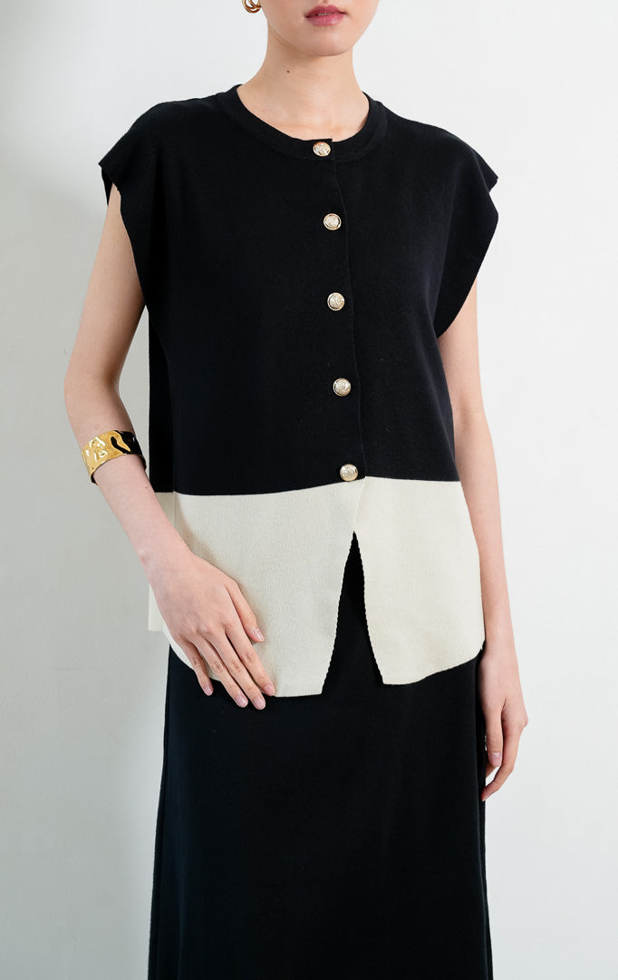 Setelan baju rajut wanita warna hitam (black matching knit set) Xandria Set berbahan rajut lembut dan elastis (soft, stretchable knit fabric) dengan detail bukaan kancing depan beraksen logam emas (front button closures).