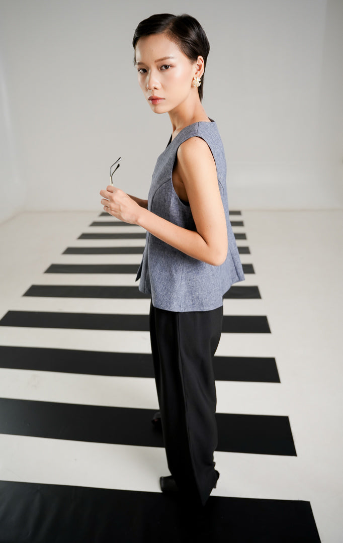 Outerwear rompi wanita tanpa lengan Zarina Vest Navy dengan model minimalis kancing depan dari This Is April.