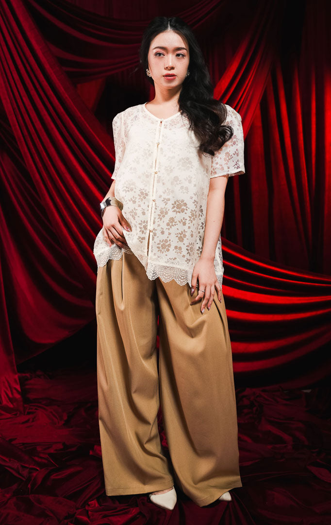Close up detail baju atasan wanita bahan renda motif bunga warna ivory dengan gaya vintage feminin
