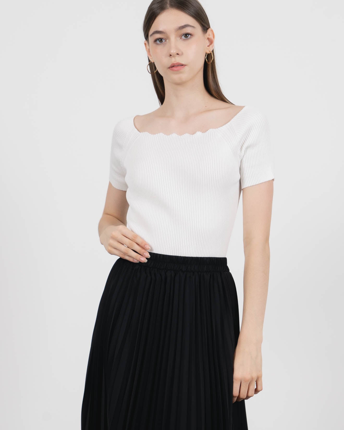 Viony Scallop Neck Knit White Top – 188366