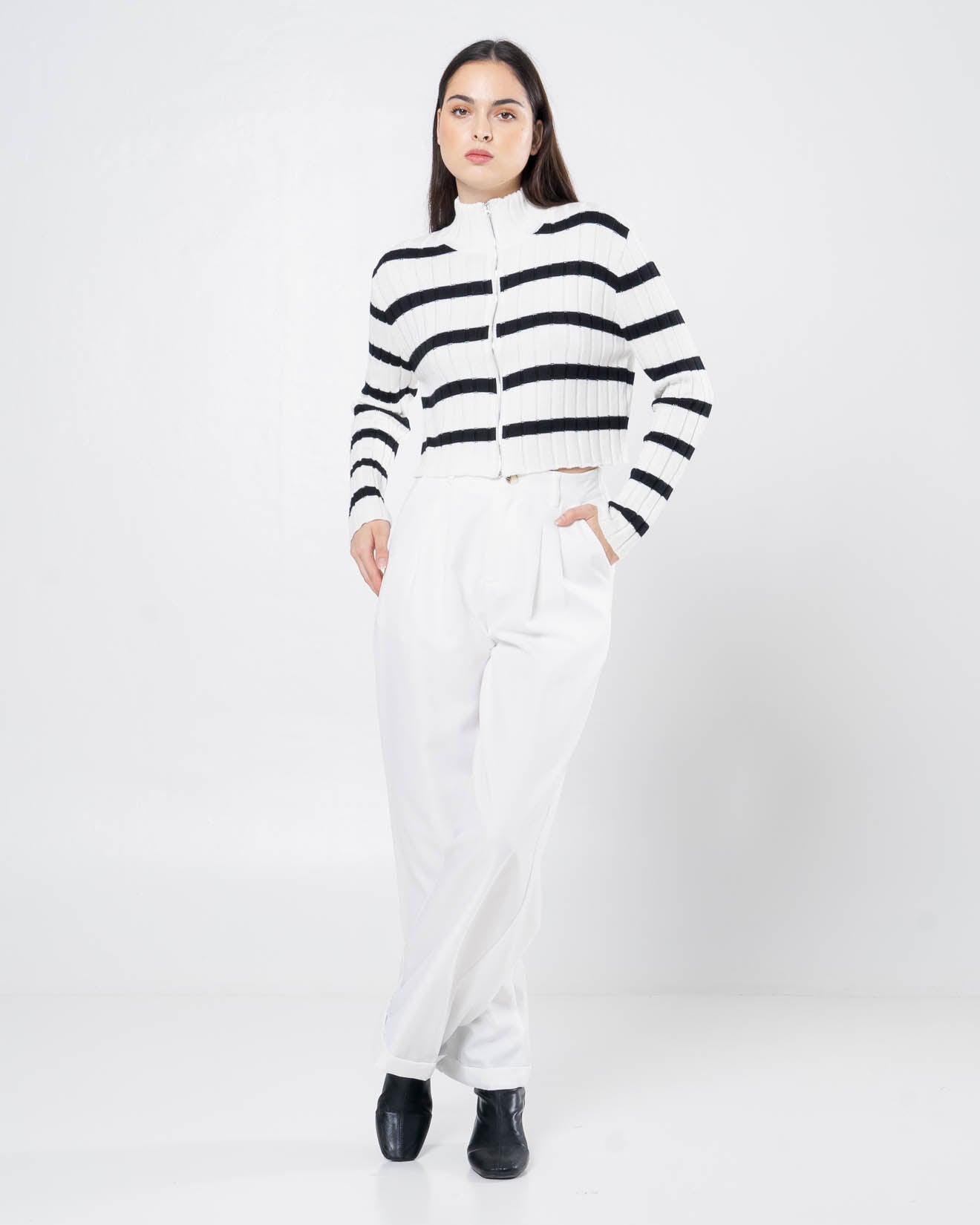 Syca High Neck Zipper Knit White Top – Atasan Wanita Rajut Lengan Panjang Casual - 189398