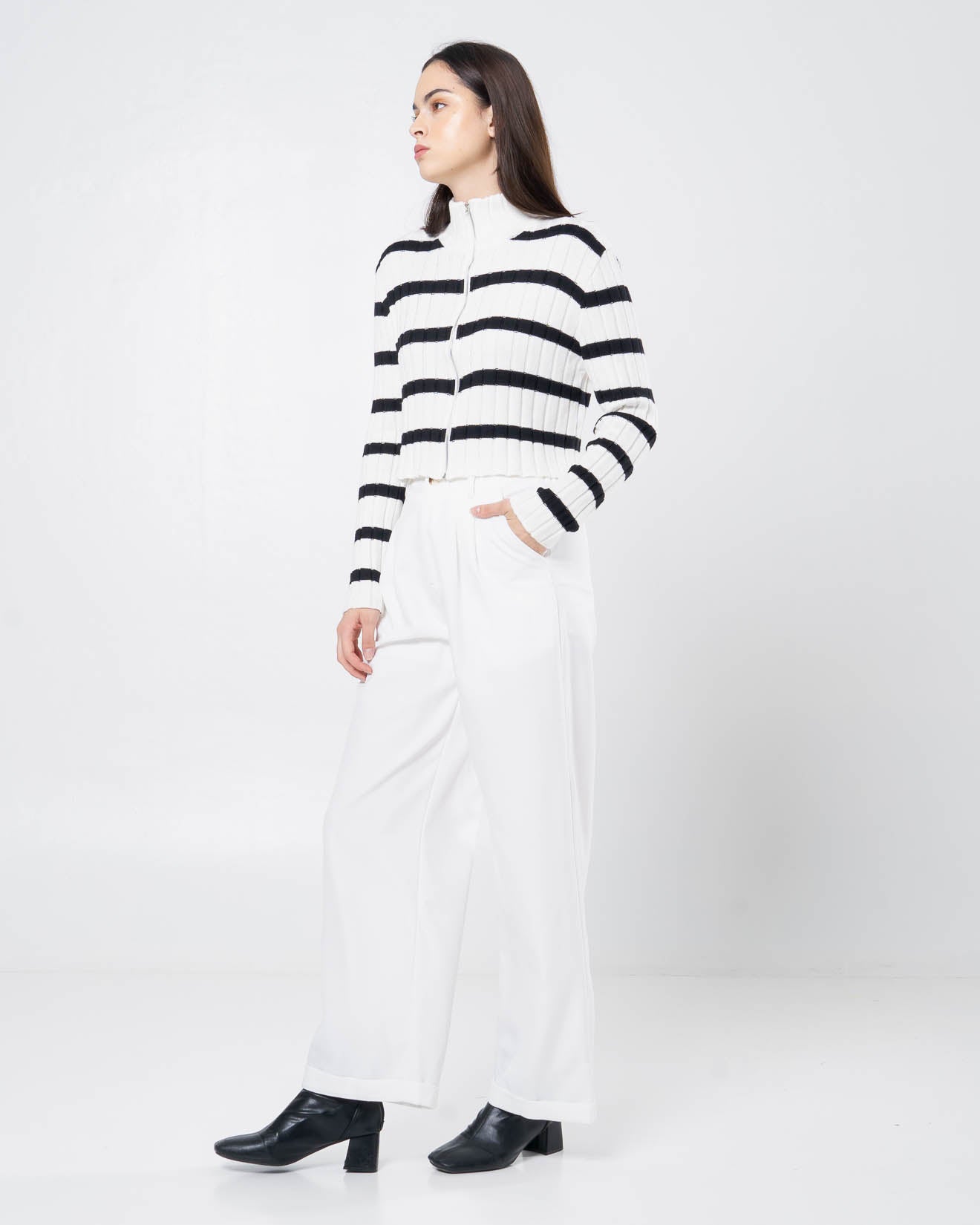 Syca High Neck Zipper Knit White Top – Atasan Wanita Rajut Lengan Panjang Casual - 189398