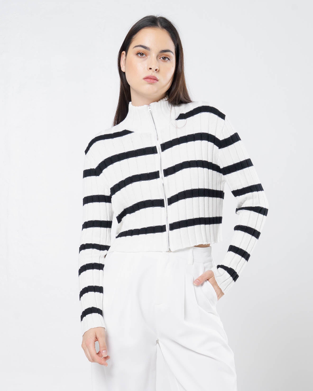 Syca High Neck Zipper Knit White Top – Atasan Wanita Rajut Lengan Panjang Casual - 189398