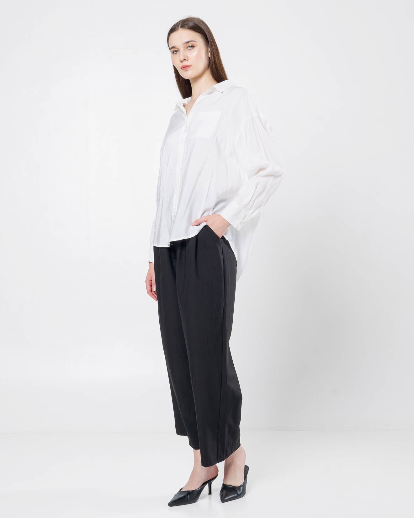 Avery Oversized Adjustable Back White Shirt – Blouse Wanita Lengan Panjang - 189933