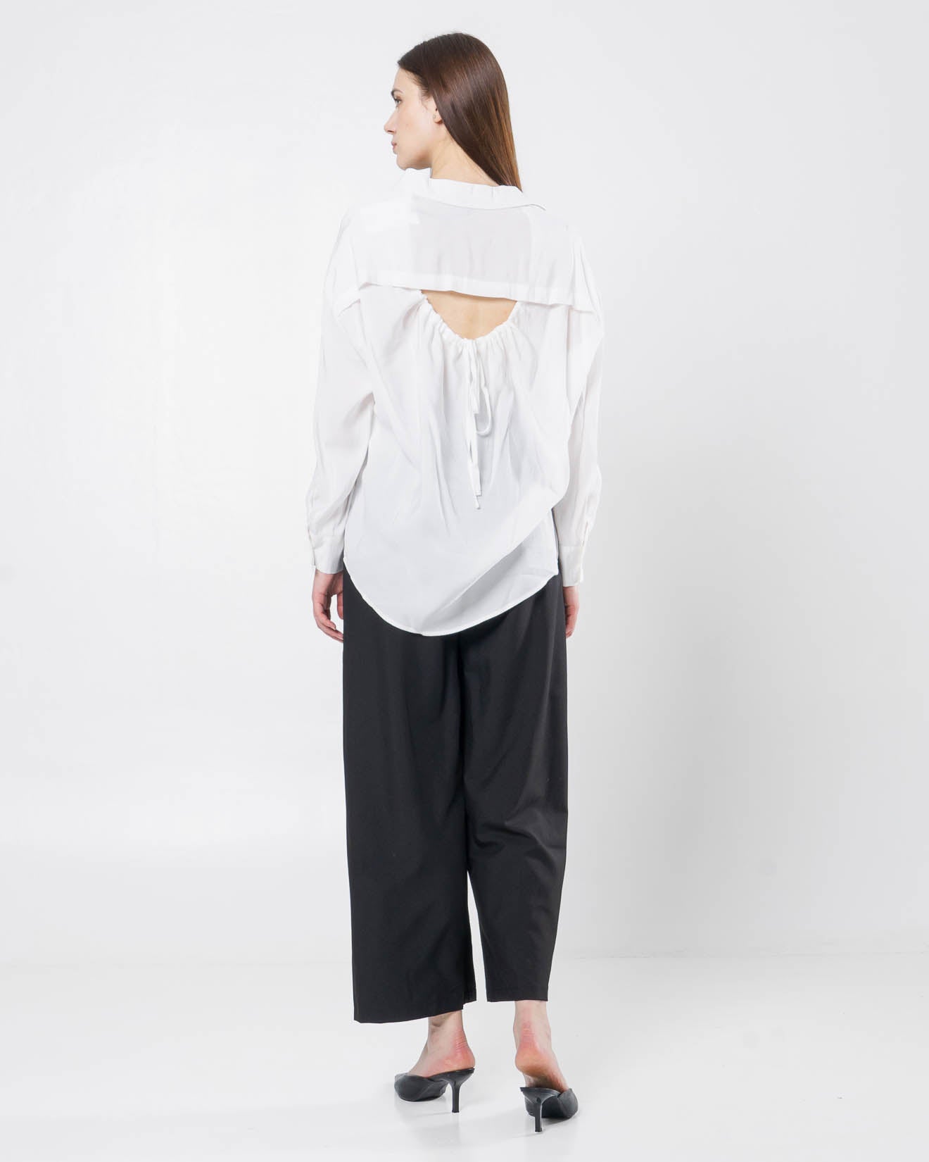 Avery Oversized Adjustable Back White Shirt – Blouse Wanita Lengan Panjang - 189933