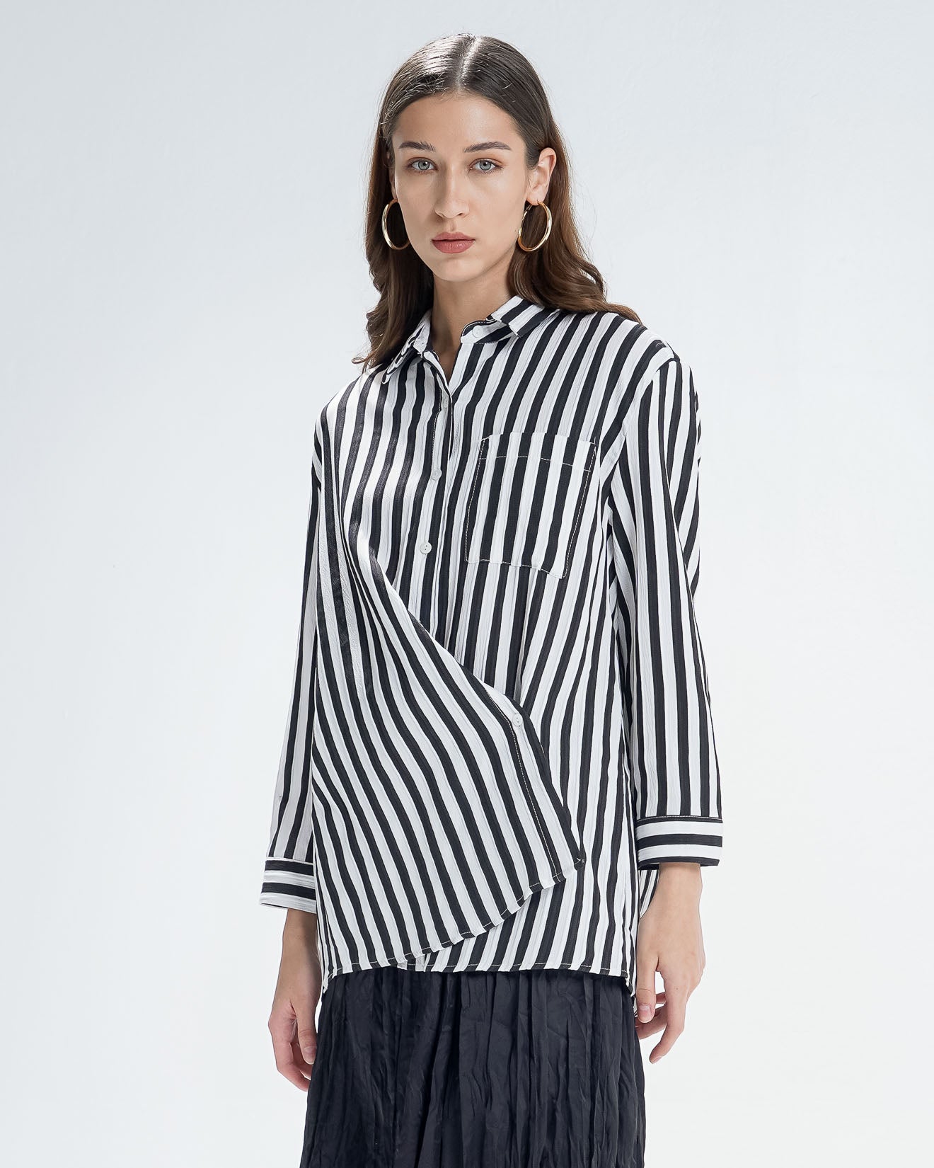 Derya Striped Oversized Black Shirt – Kemeja Wanita Casual Hijab Friendly - 189961